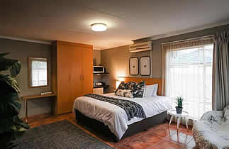 Vaal Rivier Guest House in Secunda